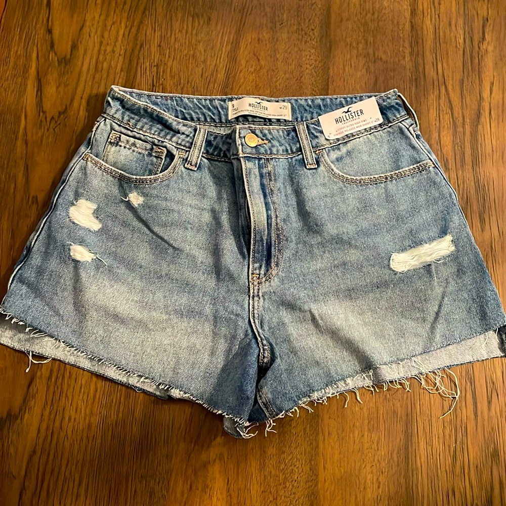 Hollister Curvy Ultra High Rise Mom Short 3”